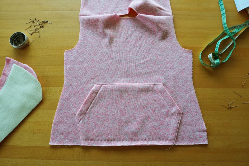 Střih a návod na dámskou mikinu s klokankou a kapucí - nakládaná kapsa (klokanka)