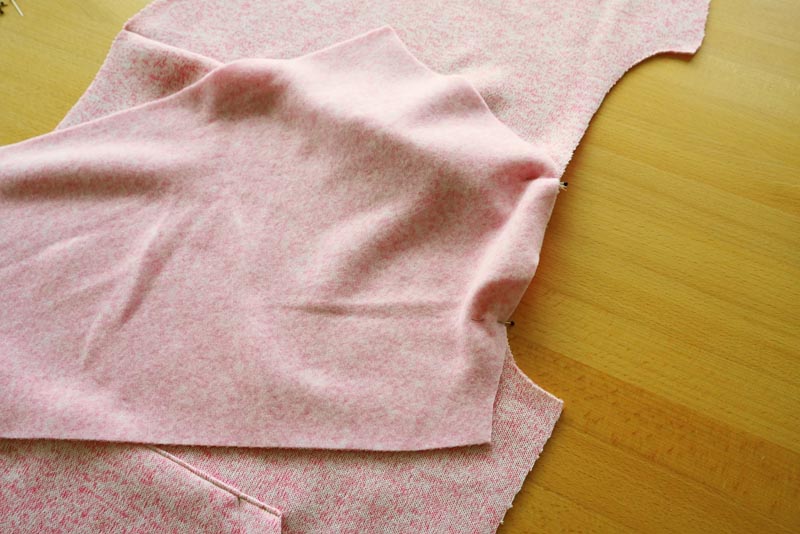 Střih a návod na dámskou mikinu s klokankou a kapucí - rukávy