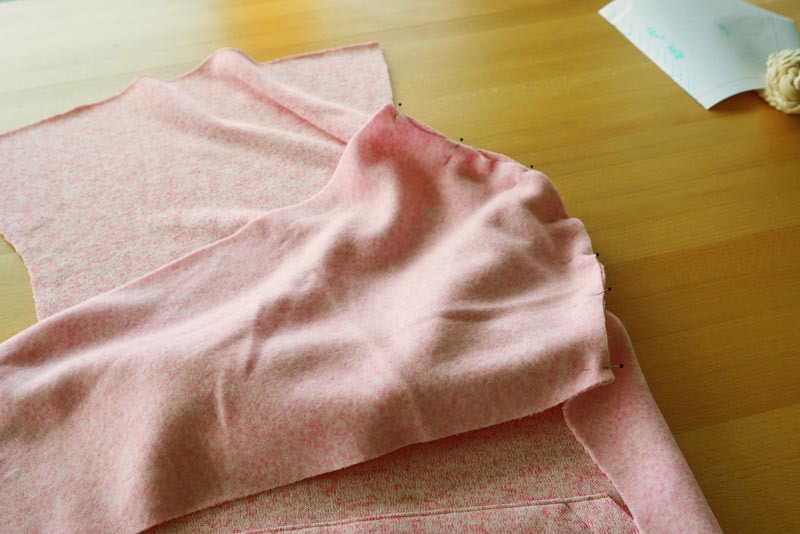 Střih a návod na dámskou mikinu s klokankou a kapucí - rukávy