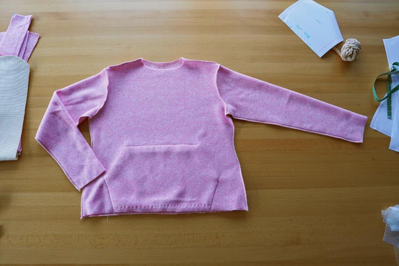 Střih a návod na dámskou mikinu s klokankou a kapucí - rukávové a boční švy