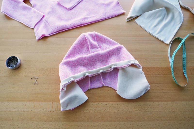 Střih a návod na dámskou mikinu s klokankou a kapucí - kapuce