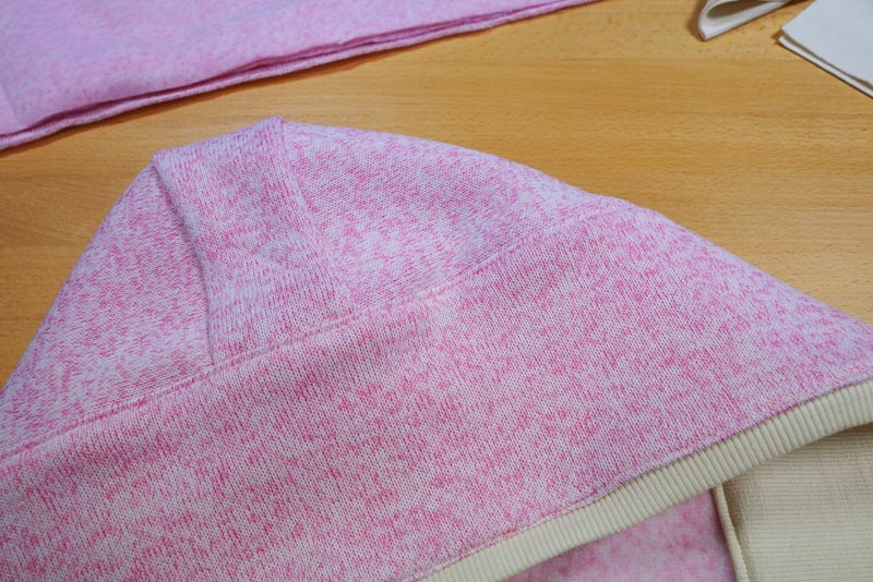 Střih a návod na dámskou mikinu s klokankou a kapucí - kapuce