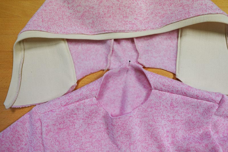 Střih a návod na dámskou mikinu s klokankou a kapucí - našití kapuce