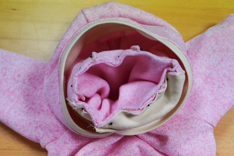 Střih a návod na dámskou mikinu s klokankou a kapucí - našití kapuce