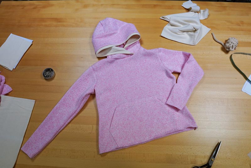 Střih a návod na dámskou mikinu s klokankou a kapucí - našití kapuce