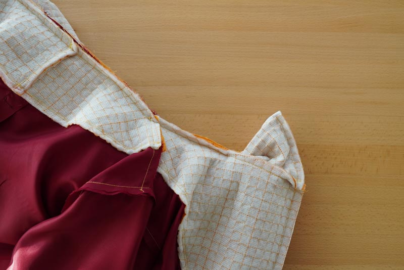 Střih a návod jak ušít dámský prošívaný celopropínací kabát s velkým límcem a kapucí - kompletace vrchové a podšívkové části