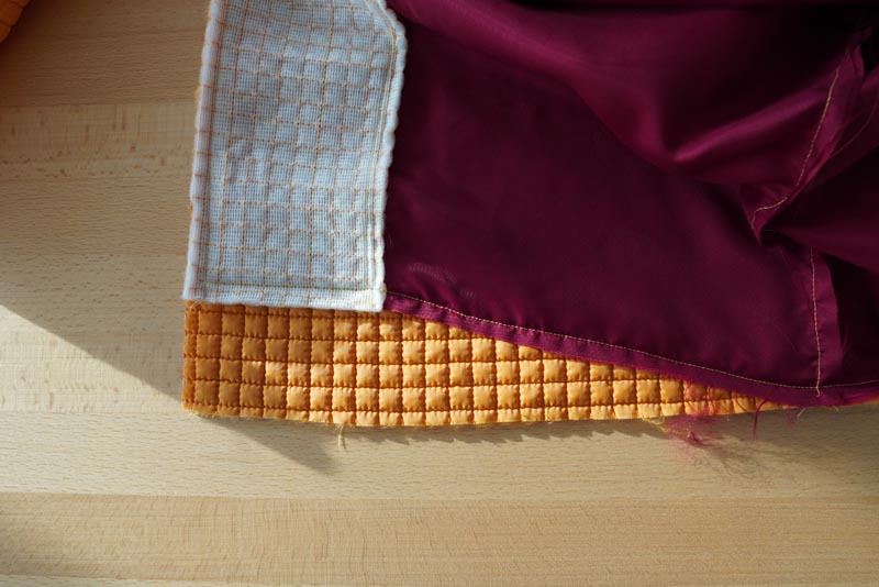 Střih a návod jak ušít dámský prošívaný celopropínací kabát s velkým límcem a kapucí - kompletace vrchové a podšívkové části