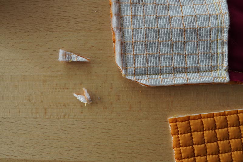 Střih a návod jak ušít dámský prošívaný celopropínací kabát s velkým límcem a kapucí - kompletace vrchové a podšívkové části