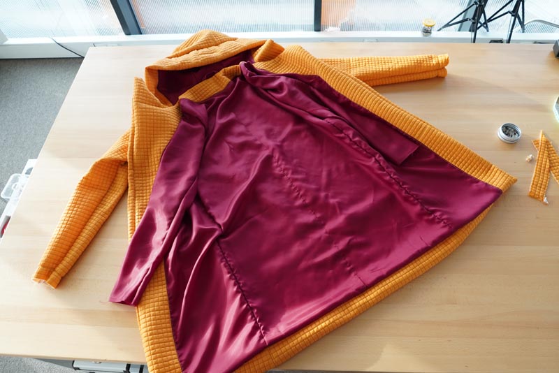 Střih a návod jak ušít dámský prošívaný celopropínací kabát s velkým límcem a kapucí - spodní lem kabátu