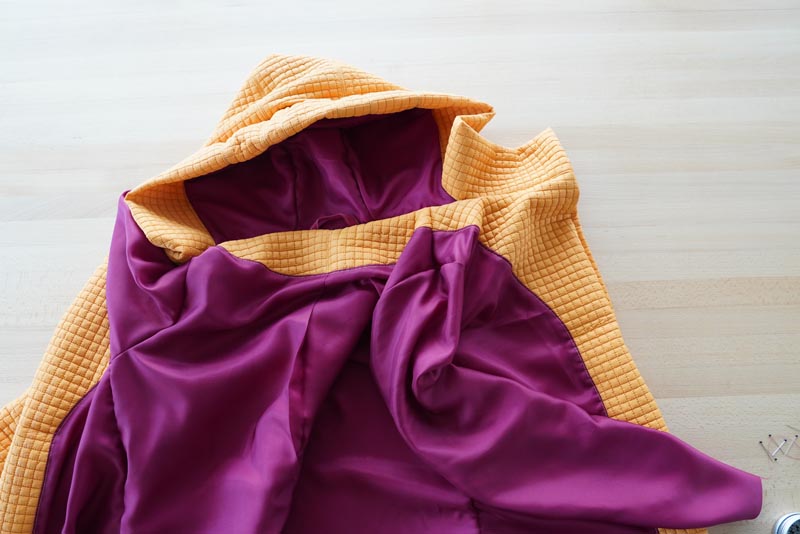 Střih a návod jak ušít dámský prošívaný celopropínací kabát s velkým límcem a kapucí - kompletace vrchové a podšívkové části