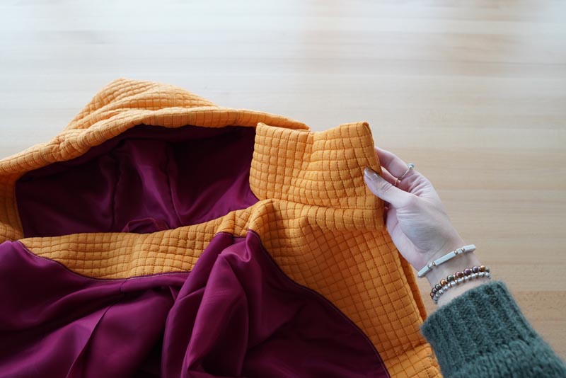 Střih a návod jak ušít dámský prošívaný celopropínací kabát s velkým límcem a kapucí - kompletace vrchové a podšívkové části