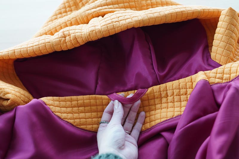 Střih a návod jak ušít dámský prošívaný celopropínací kabát s velkým límcem a kapucí - kompletace vrchové a podšívkové části