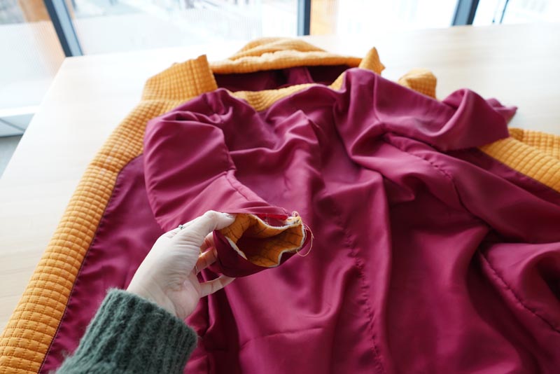 Střih a návod jak ušít dámský prošívaný celopropínací kabát s velkým límcem a kapucí - dokončení rukávů