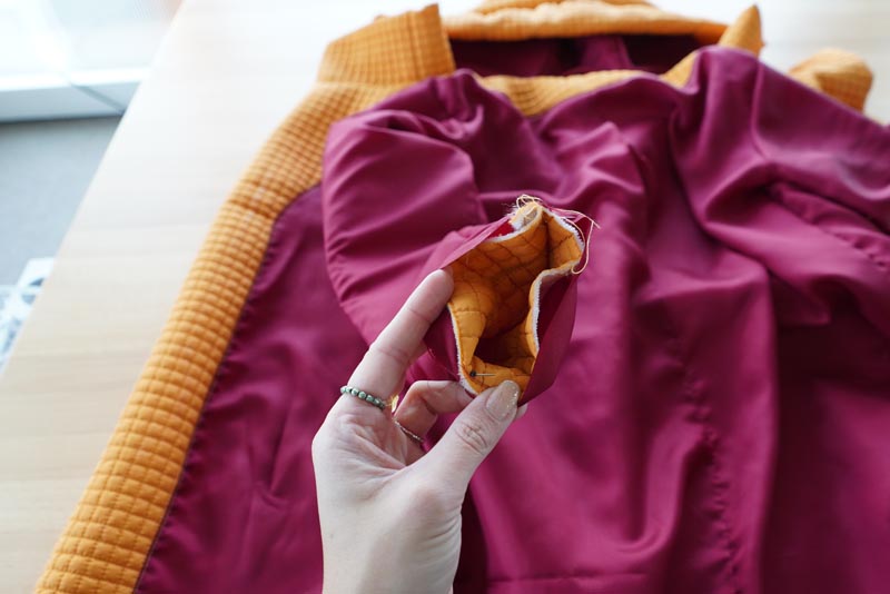 Střih a návod jak ušít dámský prošívaný celopropínací kabát s velkým límcem a kapucí - dokončení rukávů