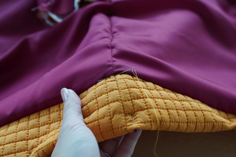 Střih a návod jak ušít dámský prošívaný celopropínací kabát s velkým límcem a kapucí - spodní lem kabátu