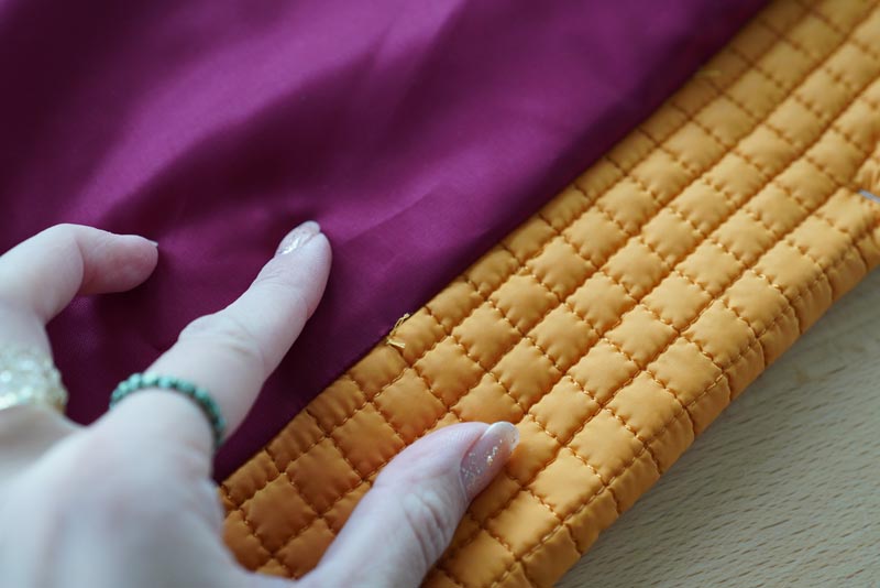 Střih a návod jak ušít dámský prošívaný celopropínací kabát s velkým límcem a kapucí - spodní lem kabátu