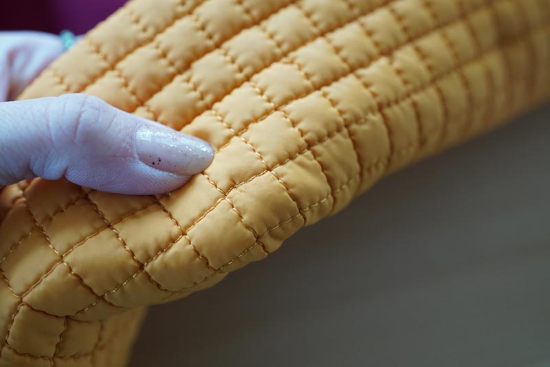 Střih a návod jak ušít dámský prošívaný celopropínací kabát s velkým límcem a kapucí - spodní lem kabátu