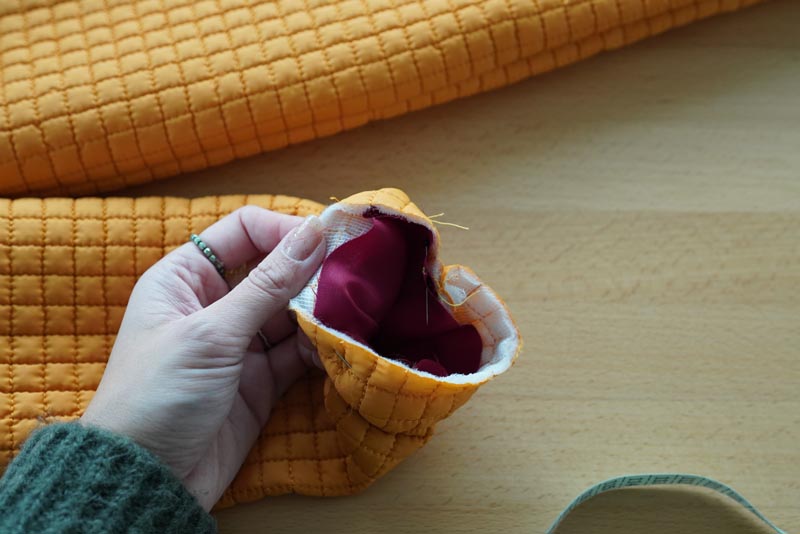 Střih a návod jak ušít dámský prošívaný celopropínací kabát s velkým límcem a kapucí - dokončení rukávů