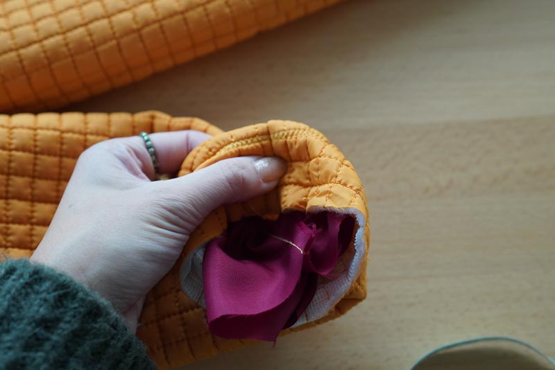 Střih a návod jak ušít dámský prošívaný celopropínací kabát s velkým límcem a kapucí - dokončení rukávů