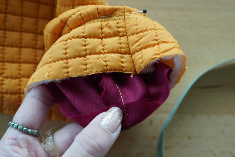 Střih a návod jak ušít dámský prošívaný celopropínací kabát s velkým límcem a kapucí - dokončení rukávů