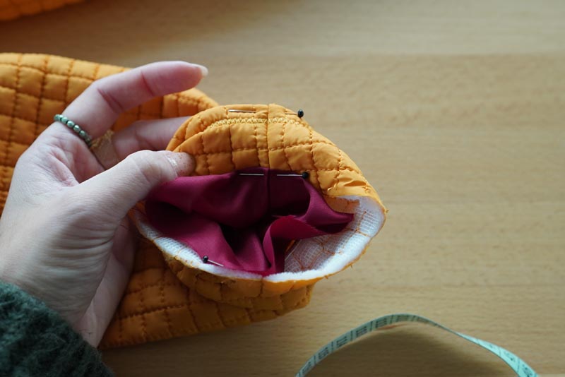 Střih a návod jak ušít dámský prošívaný celopropínací kabát s velkým límcem a kapucí - dokončení rukávů