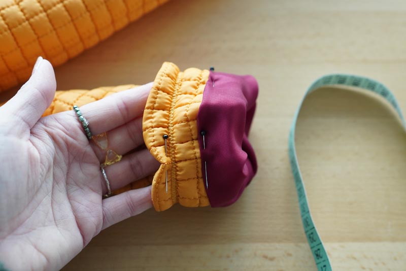 Střih a návod jak ušít dámský prošívaný celopropínací kabát s velkým límcem a kapucí - dokončení rukávů