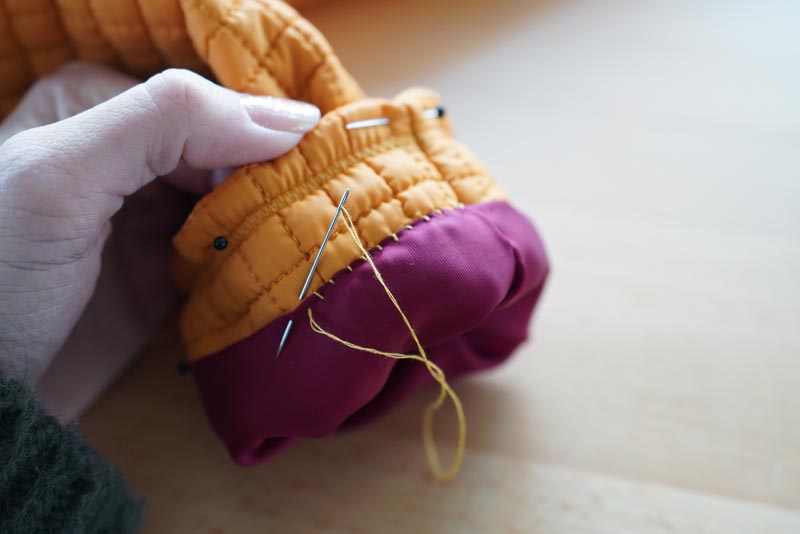 Střih a návod jak ušít dámský prošívaný celopropínací kabát s velkým límcem a kapucí - dokončení rukávů