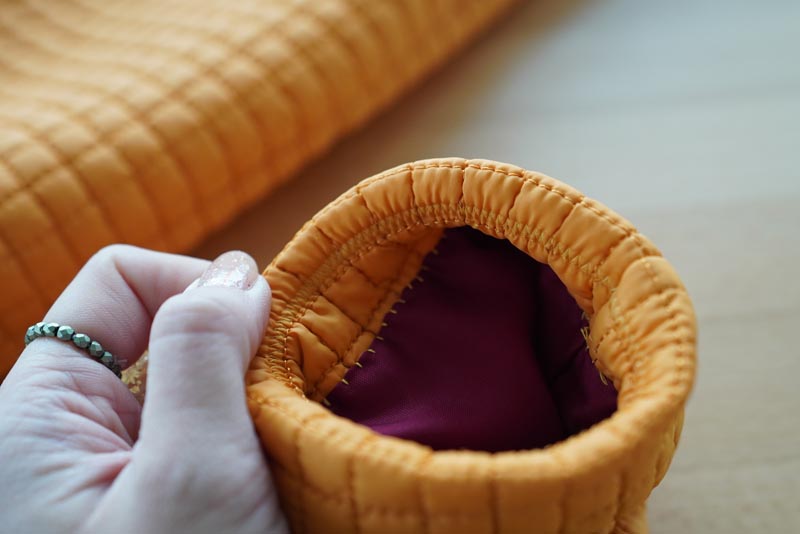 Střih a návod jak ušít dámský prošívaný celopropínací kabát s velkým límcem a kapucí - dokončení rukávů