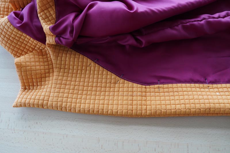 Střih a návod jak ušít dámský prošívaný celopropínací kabát s velkým límcem a kapucí - přichycení podsádky