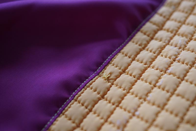 Střih a návod jak ušít dámský prošívaný celopropínací kabát s velkým límcem a kapucí - přichycení podsádky