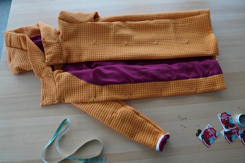 Střih a návod jak ušít dámský prošívaný celopropínací kabát s velkým límcem a kapucí - zapínání na našívací druky