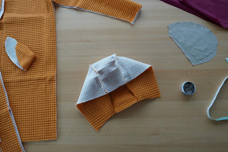 Střih a návod jak ušít dámský prošívaný celopropínací kabát s velkým límcem a kapucí - kapuce