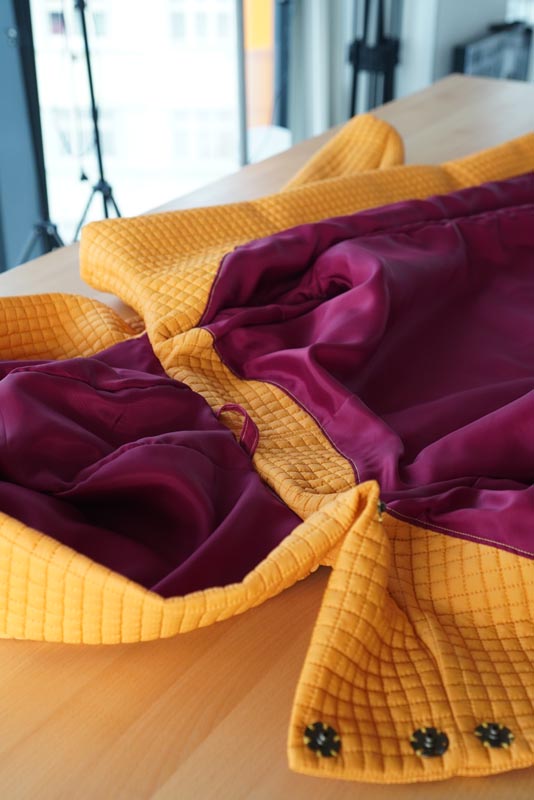 Střih a návod jak ušít dámský prošívaný celopropínací kabát s velkým límcem a kapucí