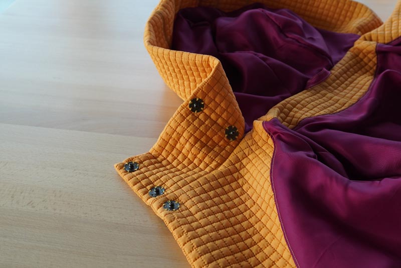 Střih a návod jak ušít dámský prošívaný celopropínací kabát s velkým límcem a kapucí