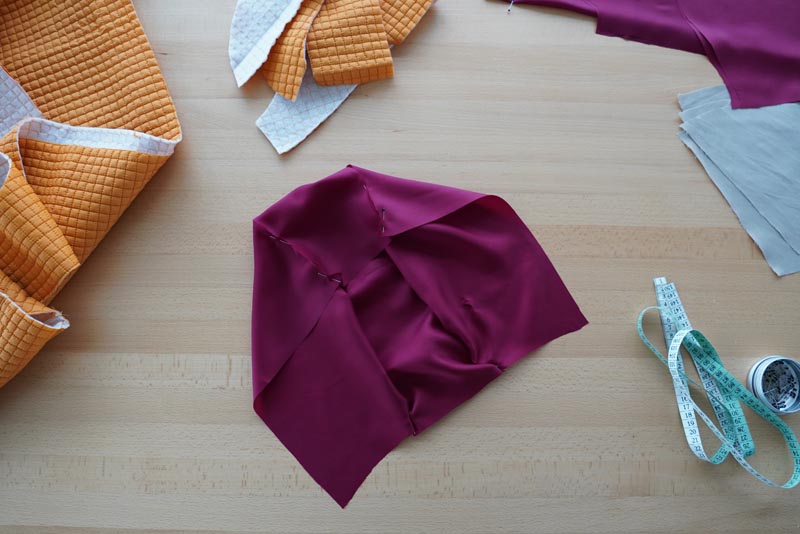 Střih a návod jak ušít dámský prošívaný celopropínací kabát s velkým límcem a kapucí - podšívková kapuce