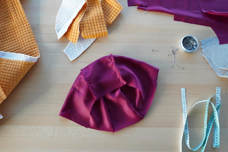 Střih a návod jak ušít dámský prošívaný celopropínací kabát s velkým límcem a kapucí - podšívková kapuce