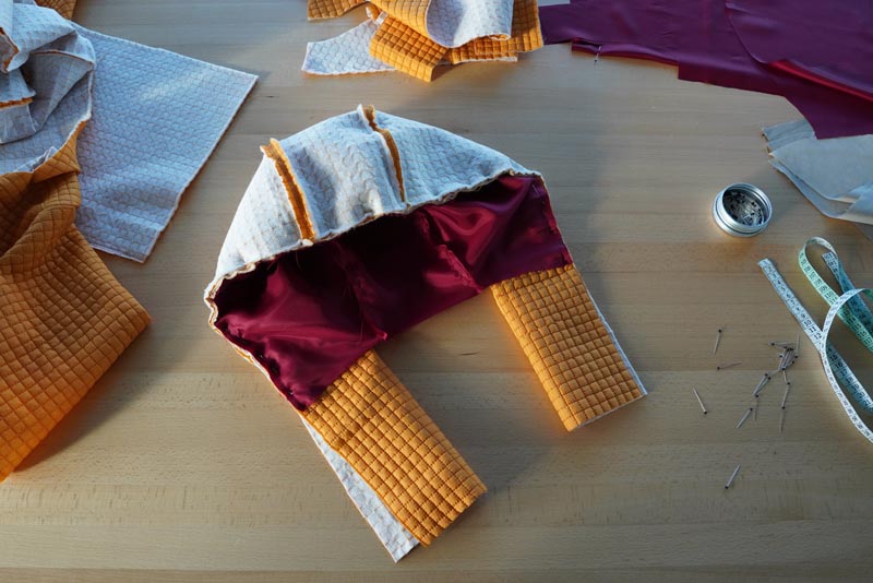 Střih a návod jak ušít dámský prošívaný celopropínací kabát s velkým límcem a kapucí - kapuce do límce