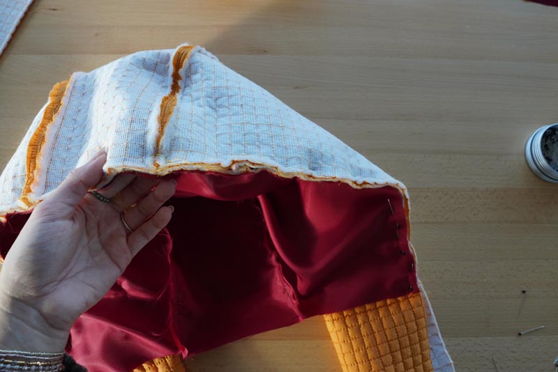 Střih a návod jak ušít dámský prošívaný celopropínací kabát s velkým límcem a kapucí - kapuce do límce