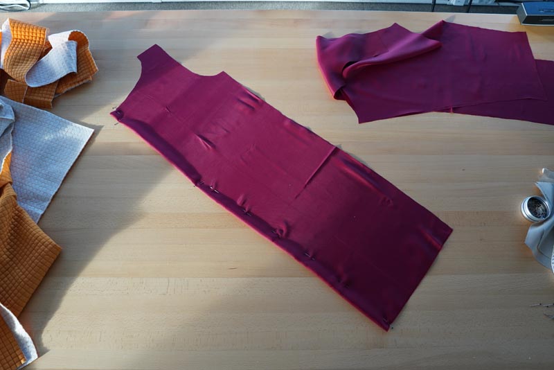 Střih a návod jak ušít dámský prošívaný celopropínací kabát s velkým límcem a kapucí - Příprava zadního podšívkového dílu