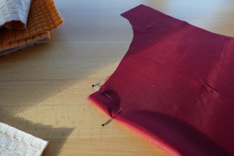 Střih a návod jak ušít dámský prošívaný celopropínací kabát s velkým límcem a kapucí - Příprava zadního podšívkového dílu