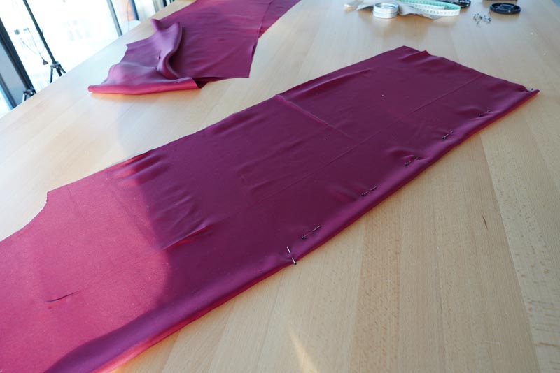 Střih a návod jak ušít dámský prošívaný celopropínací kabát s velkým límcem a kapucí - Příprava zadního podšívkového dílu