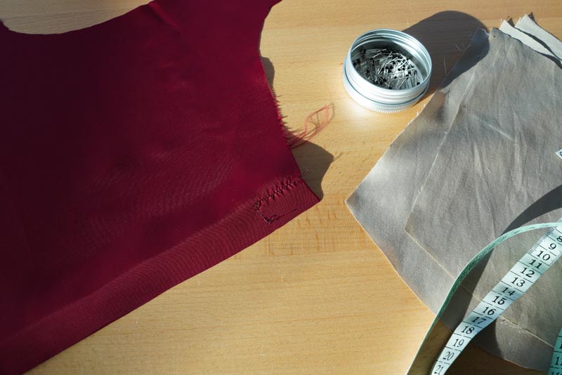 Střih a návod jak ušít dámský prošívaný celopropínací kabát s velkým límcem a kapucí - Příprava zadního podšívkového dílu