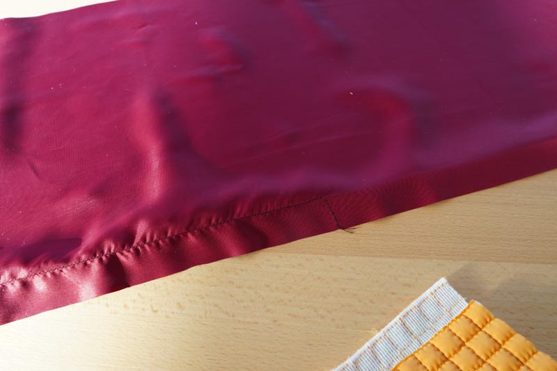 Střih a návod jak ušít dámský prošívaný celopropínací kabát s velkým límcem a kapucí - Příprava zadního podšívkového dílu