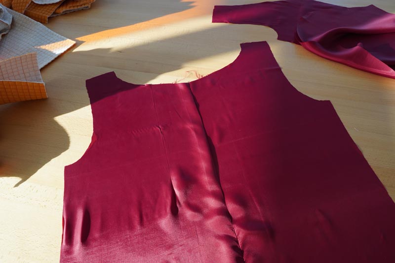 Střih a návod jak ušít dámský prošívaný celopropínací kabát s velkým límcem a kapucí - Příprava zadního podšívkového dílu