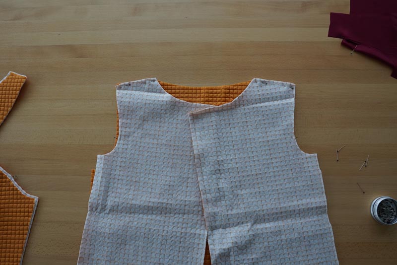 Střih a návod jak ušít dámský prošívaný celopropínací kabát s velkým límcem a kapucí - ramenní švy