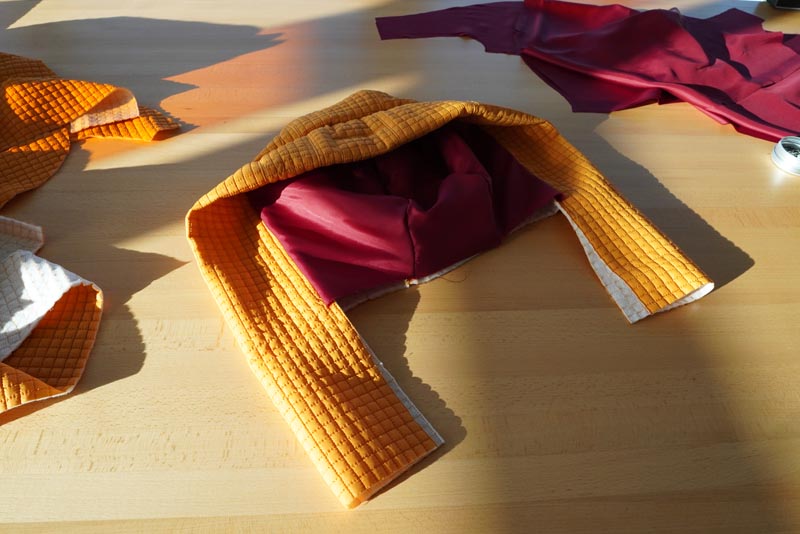 Střih a návod jak ušít dámský prošívaný celopropínací kabát s velkým límcem a kapucí - kapuce do límce