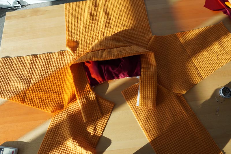 Střih a návod jak ušít dámský prošívaný celopropínací kabát s velkým límcem a kapucí - našití kapuce a límce do průkrčníku