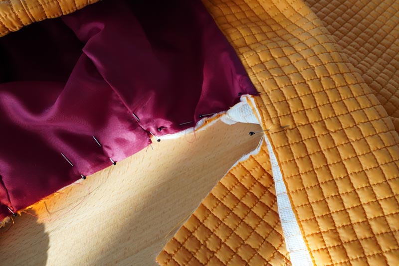 Střih a návod jak ušít dámský prošívaný celopropínací kabát s velkým límcem a kapucí - našití kapuce a límce do průkrčníku