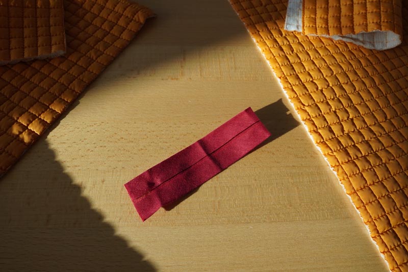 Střih a návod jak ušít dámský prošívaný celopropínací kabát s velkým límcem a kapucí - poutko