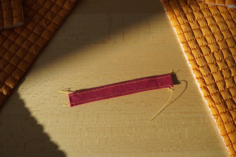 Střih a návod jak ušít dámský prošívaný celopropínací kabát s velkým límcem a kapucí - poutko